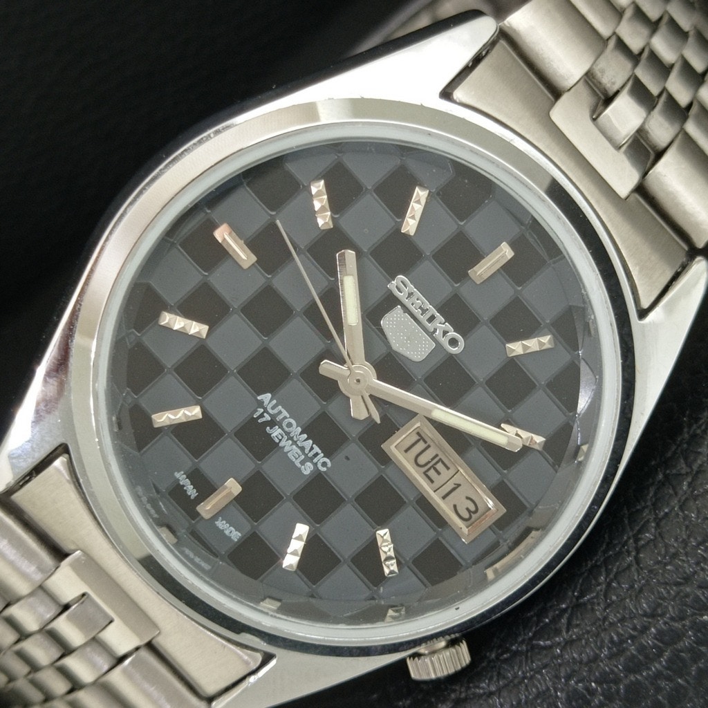 Vintage 1977 Seiko Automatic Mens Silver Watch WDaydate Gold Accents Vintage 1977 Seiko Automatic Mens Silver Watch WDaydate Gold Accents